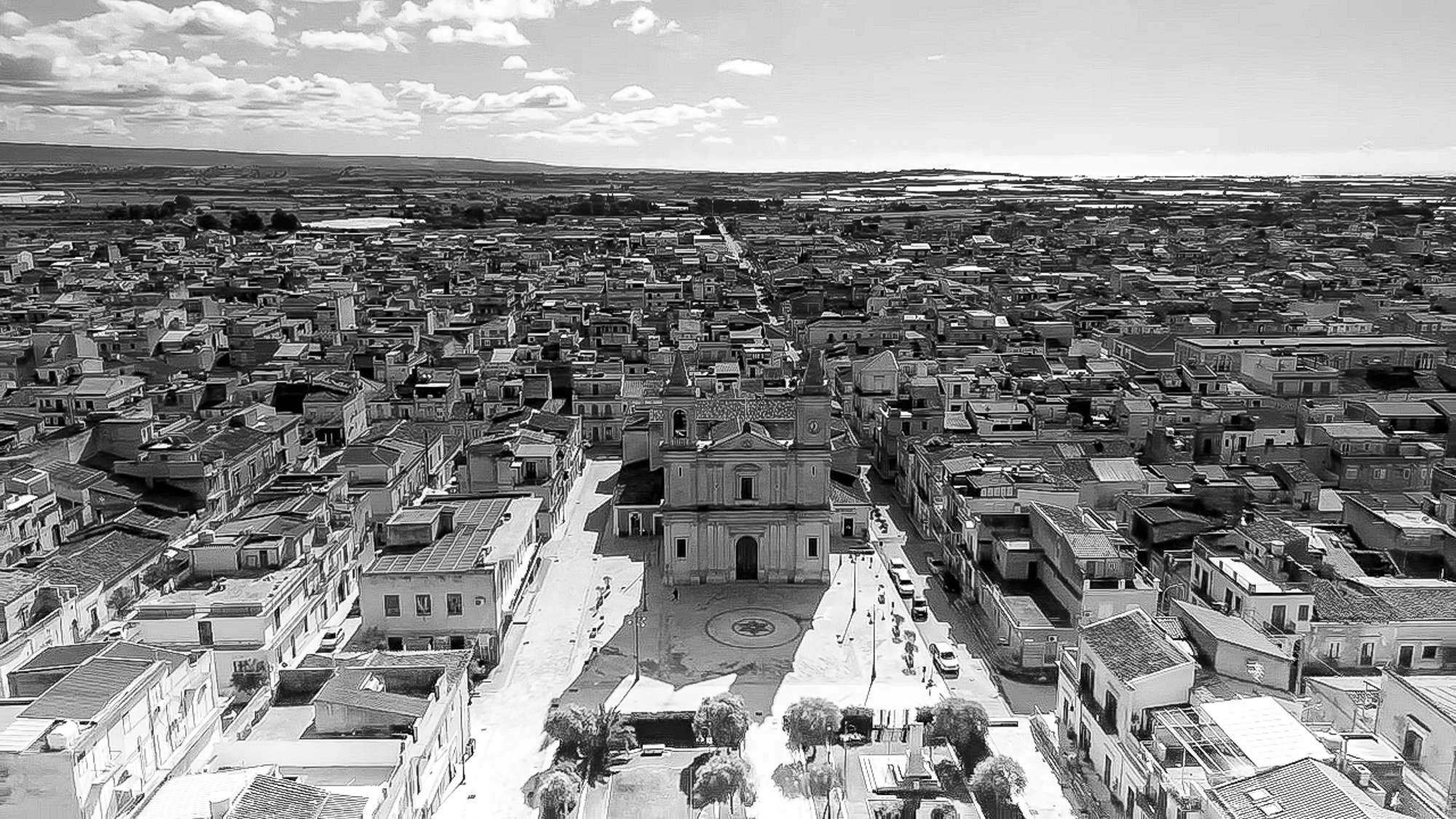 Una strada del territorio siciliano con palme