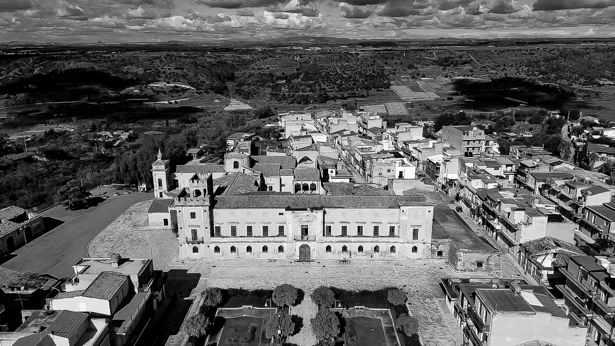 Un vicolo di pietra del centro storico di Acate, in Sicilia