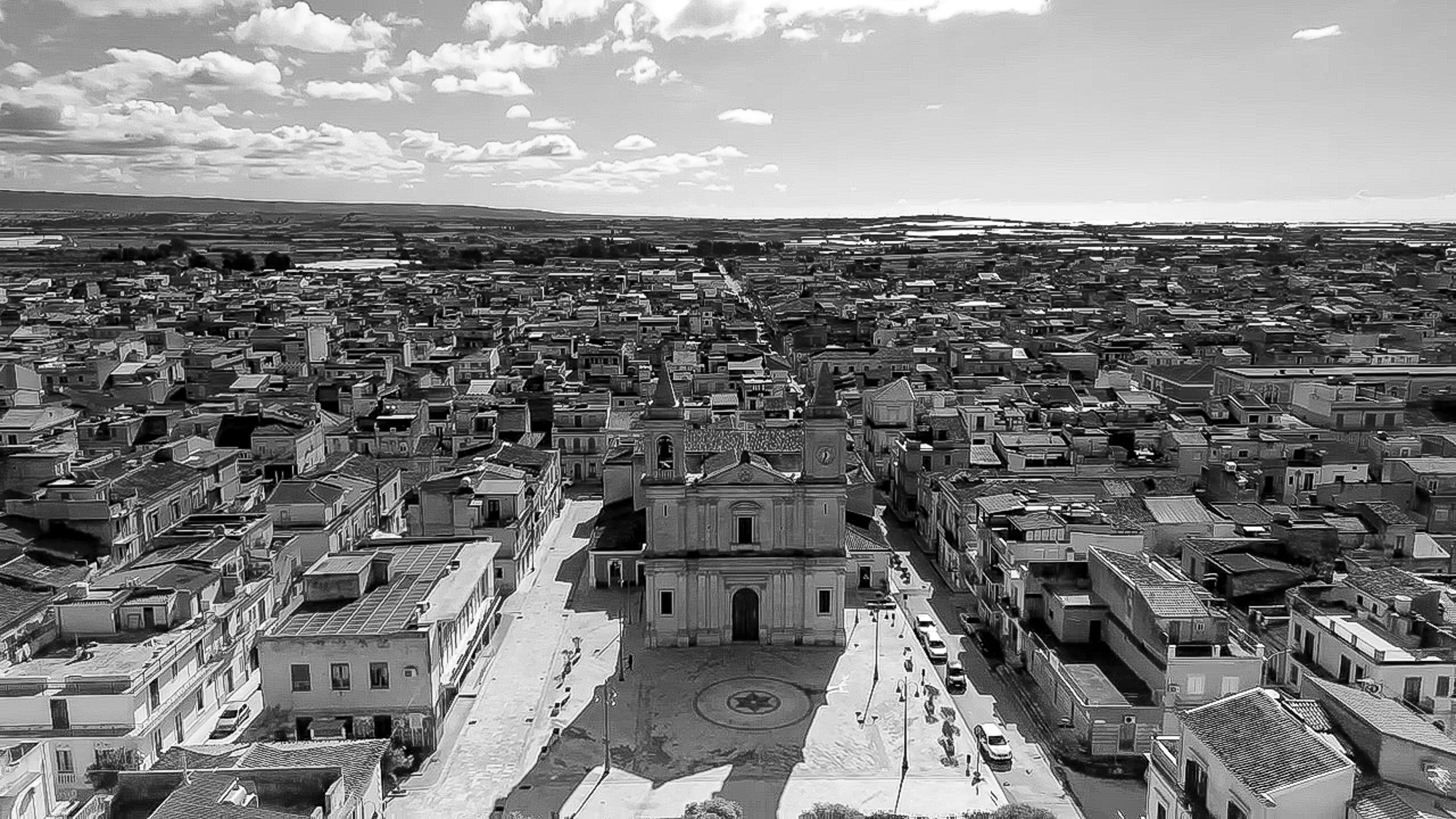 Un arco monumentale dell'architettura storica siciliana